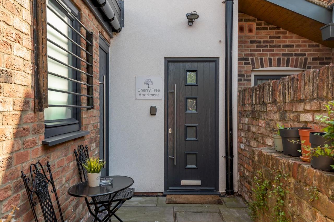 Modern Duplex Apt With 75 Inch Tv I Pass The Keys York Exterior photo